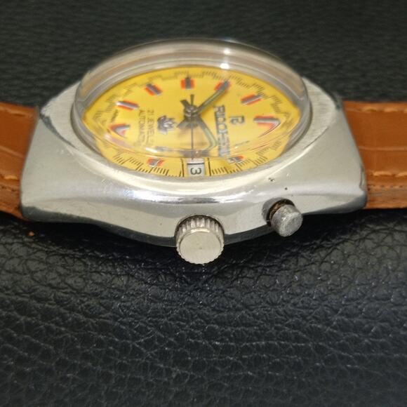 Vintage 1980 Ricoh Automatic Mens Silver Watch W/daydate & Yellow accents - Picture 5 of 10